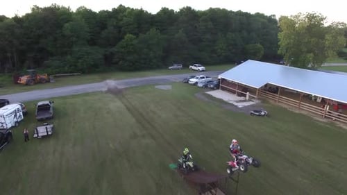 spectacle aérien de quad freestyle au parc des expositions, les deux machines sautant de près l'une de l'autre 4k