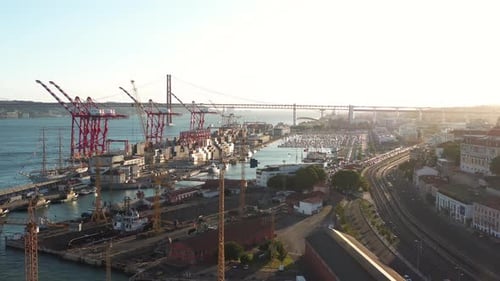 Luftaufnahme der Container im Handelshafen von Lissabon auf dem Pier mit Frachtkranen
