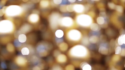 Weihnachts- und Luxus-Konzept — verschwommener goldener Weihnachtsschmuck oder Perlenkirlande, wackelnd