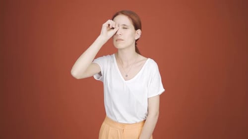 Frau mit Fernglas schaut weg.