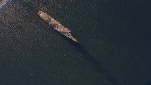 Un voilier passe sous le pont à câbles