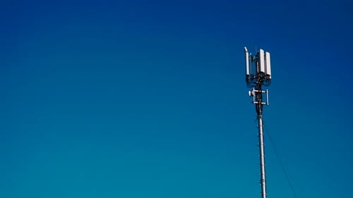 Mástil con antena de red celular