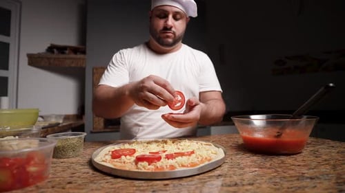 Koch bereitet Pizza zu