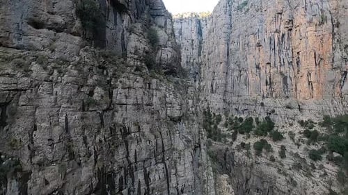 Drone survole l'incroyable immense canyon de Tazi en Turquie, d'énormes falaises rocheuses
