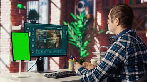 Homem analisa tutorial no tablet Chroma Key sobre assistente virtual de IA