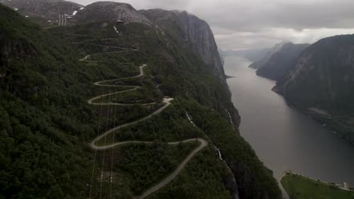Luftaufnahme der Lysebotn-Straße und des Fjords, Norwegen.