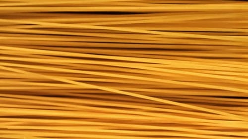 Fliegende Spaghetti-Nudeln in Superzeitlupe, gefilmt mit einer Hochgeschwindigkeitskamera mit 1000 Bildern pro Sekunde