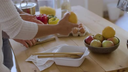 Nahaufnahme eines kaukasischen Paares, das ein Video für den Koch-Vlog aufnimmt