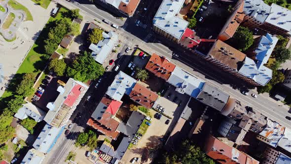 De cima para baixo da rua Čaka, área de Riga Grīziņkalns, perto do ...