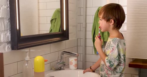 Niño cepillándose los dientes con un cepillo eléctrico