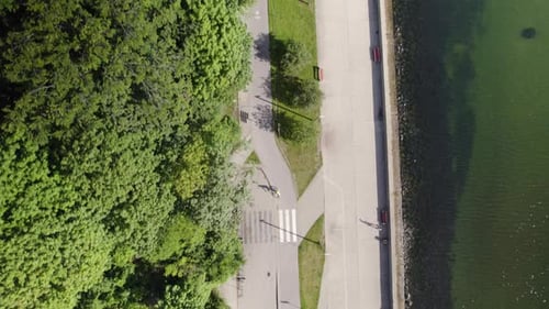Vue de haut en bas de la randonnée à vélo le long de la route Seashore Path à Seaside Boulevard, Gdynia, Pologne, G.