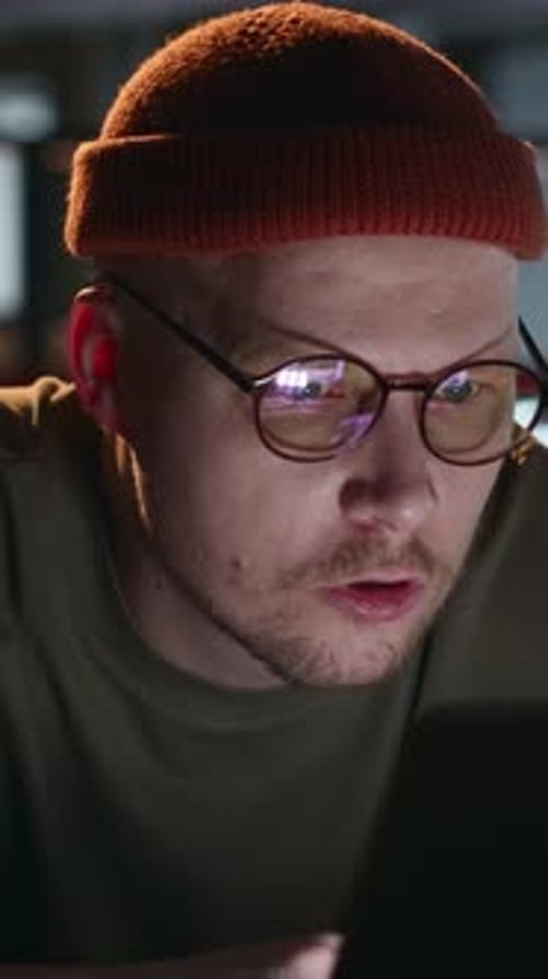 Hombre que mira sorprendido la pantalla del portátil después de un error inesperado