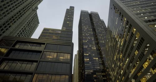 Edificios urbanos altos que buscan el cielo nocturno en una ciudad bulliciosa