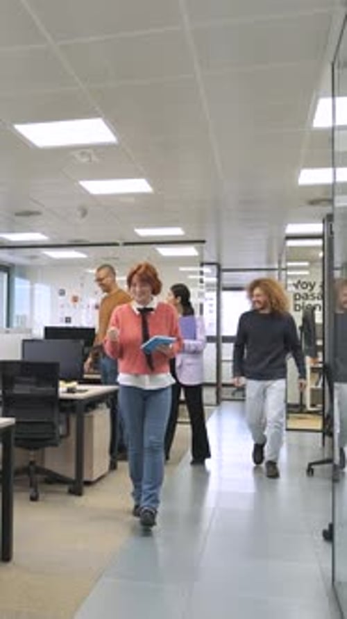 Colegas felizes e diversificados entrando no espaço de trabalho criativo