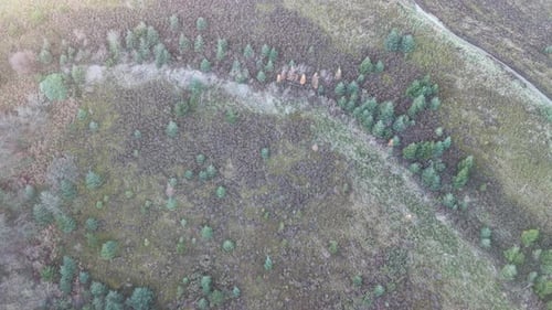 Drone à cardan du fort Moel Famau Hill vers le bas, puis vers le haut, révélant la Jubilee Tower : HDR à fréquence d'images élevée