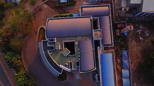 Vista aérea desde arriba del hermoso edificio de oficinas del Tribunal de Apelación de la Sharia en Abuja, Nigeria