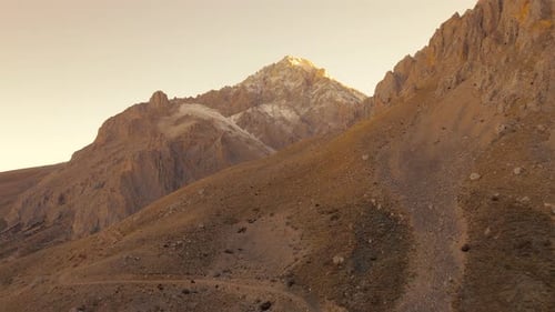 Les chaînes de montagnes Turkiye Taurus Aladaglar au coucher du soleil : Drone aérien 4K de haute qualité