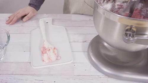 Zubereitung von Himbeer-Frischkäse-Buttercreme im Küchenmixer zum Backen von Schokoladen-Himbeer-Cupcakes