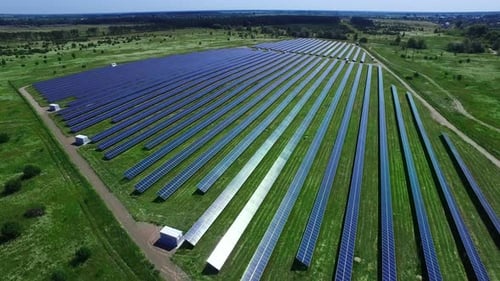 Alternative Energieanlage mit Solarmodulen. Solarpark zur Erzeugung erneuerbarer Energien. Luftbild