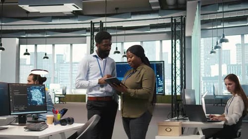 Colegas de trabalho do Startup Office fazendo um brainstorming e desenvolvendo modelos de IA