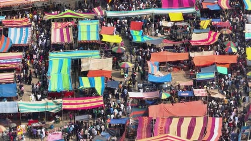 Vue aérienne d'un marché bondé, Bangladesh.