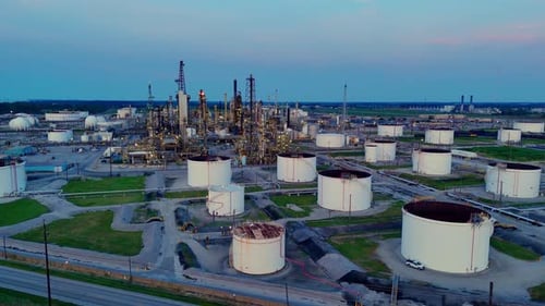 Oil storage tanks and Cenovus Oil Refinery complex in Toledo, Ohio, USA