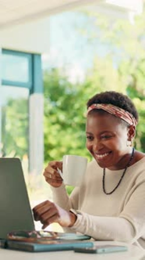 Trabajadora independiente, mujer y café con un portátil en el patio para revisar borradores y editar historias