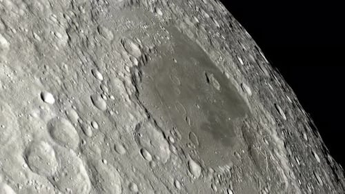 Die Oberfläche des Mondes, detaillierte Mondkrater. 4K. Planetologie, Astronomie