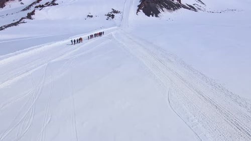 Eine Gruppe von Bergsteigern macht eine Akklimatisierungswanderung auf dem Elbrus