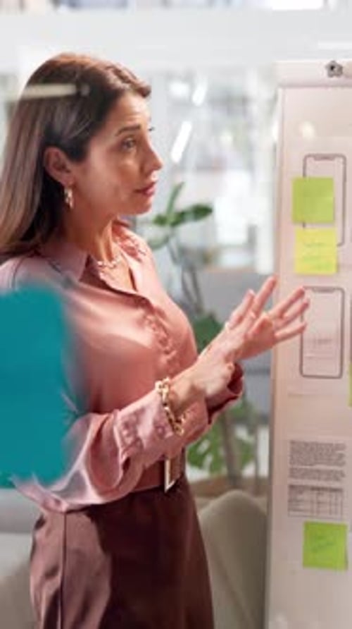 Presentación, planificación y mujer de negocios con pizarra sobre diseño web, proyecto e investigación