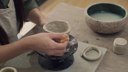 Artisan Smoothing Clay Pot with Yellow Sponge