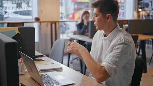 Homme d'affaires pensif tenant un bloc-notes à stylo dans un bureau, gros plan, Guy Work