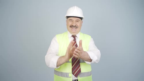 L'ingénieur applaudit avec enthousiasme.