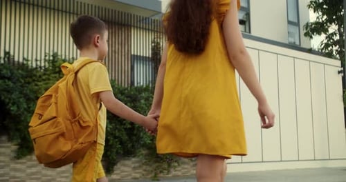 Schwester und Bruder gehen zur Schule Happy Family Education Konzept Schulmädchen mit Schuljunge Go