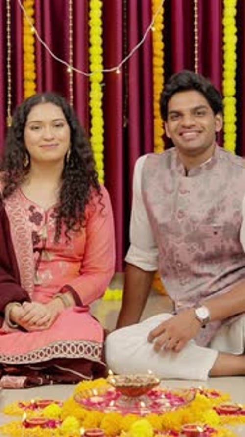 Vidéo verticale d'un couple indien souriant à la caméra, festival de Diwali