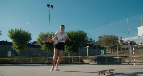 Jeune mère joyeuse s'amusant avec sa fille qui fait du sport pendant une journée d'été