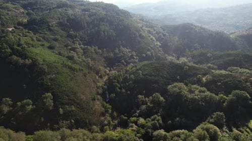 Luftaufnahme der wunderschönen Naturlandschaft aus Soajo, Portugal