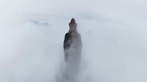 Vidéo aérienne au-dessus des nuages au sommet du mont Black Virgin, à 986 m au-dessus du niveau de la mer