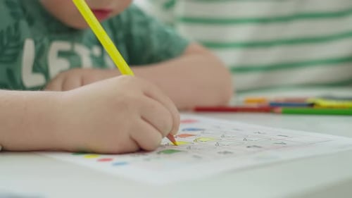 Gros plan de la tâche développementale exécutée par le garçon