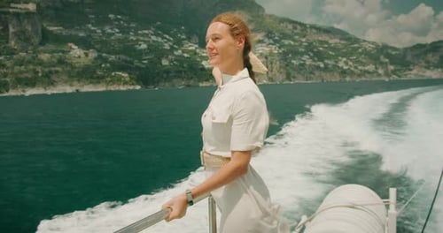 Mulher desfrutando de uma viagem marítima pela pitoresca Costa Amalfitana. Explorador alegre estendendo o