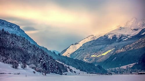 Magnifique laps de temps panoramique de nuages au-dessus de montagnes enneigées