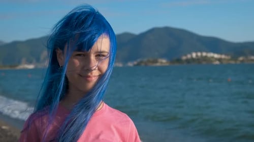 Retrato de un adolescente feliz con cabello azul