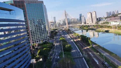 Rodovia icônica no centro de São Paulo, Brasil.