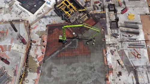 Betrieb der Betonpumpe auf einer großen Baustelle, Luftaufnahme.
