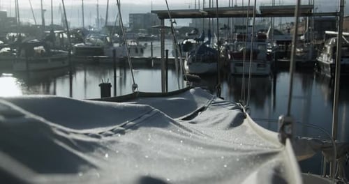 Bootsdecke, die im Morgenlicht mit Tau leuchtet