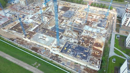 Luftaufnahme einer Baustelle aus der Vogelperspektive, Kräne mit Blick auf Industriemaschinen, Bereich a