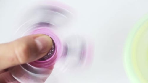 Juega a mano con un juguete giratorio para entretenerse y relajarse