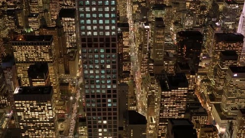 Atemberaubende Luftaufnahme der pulsierenden Lichter der Stadt, die nachts in voller Pracht funkeln