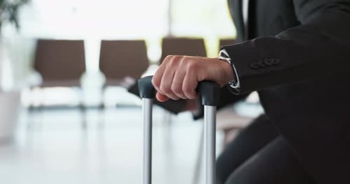 Mala, saguão e mãos de um empresário para trajeto, viagem e viagem de trabalho