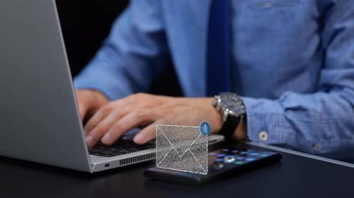 Homem digitando sua senha e certificação para uma autenticação em duas etapas no laptop